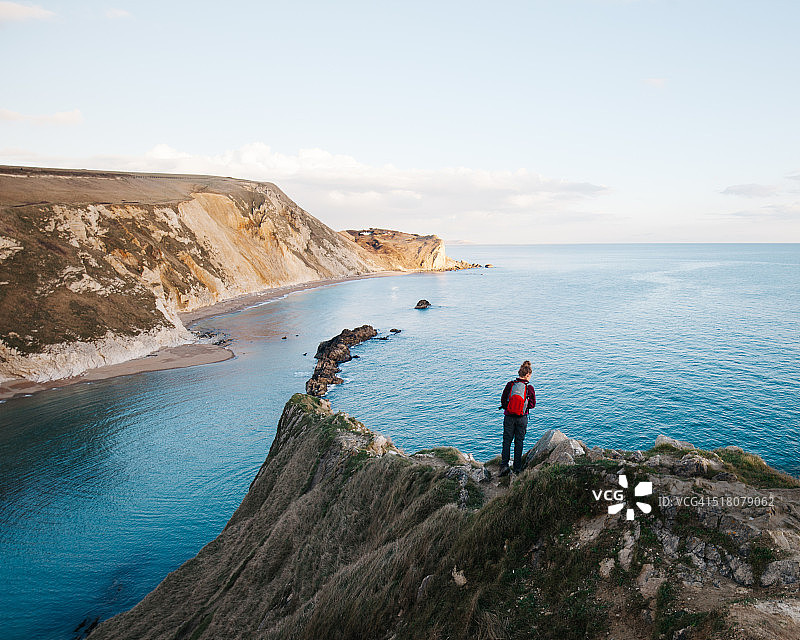 在英国多塞特郡战舰湾欣赏风景的徒步女人图片素材