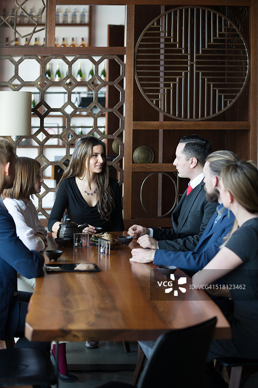 在餐厅主持会议的女商人图片素材