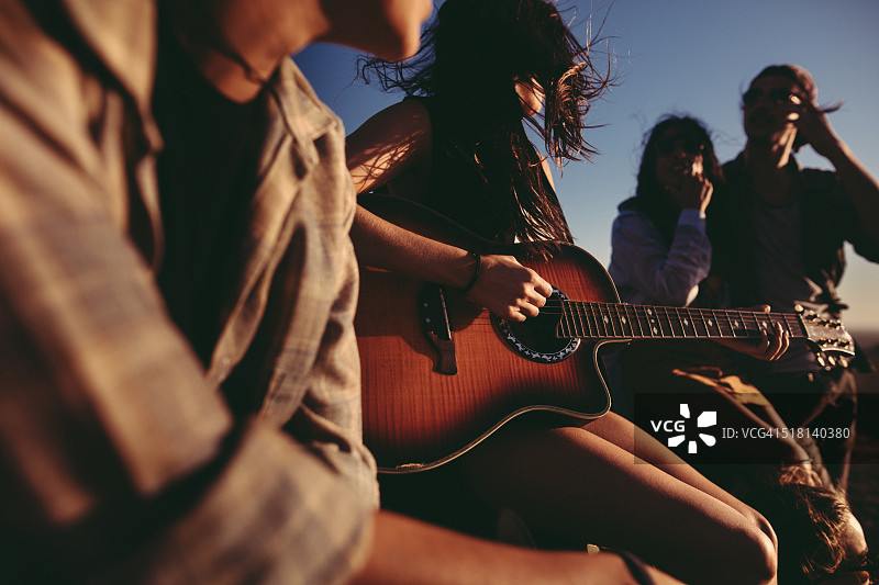 时尚复古朋友户外吉他欢唱图片素材