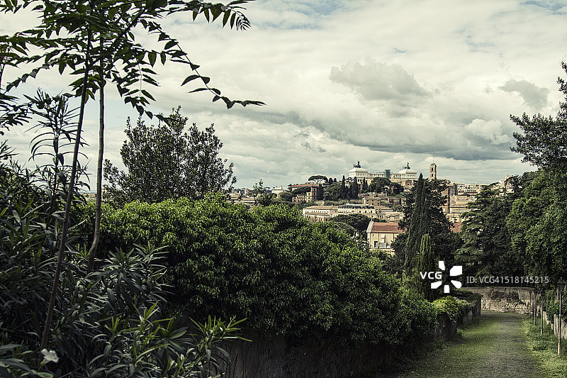 从阿文提诺山俯瞰罗马城市风光图片素材