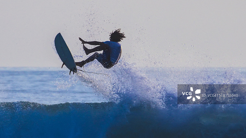 在哥斯达黎加冲浪：卡门海滩-圣特雷莎图片素材