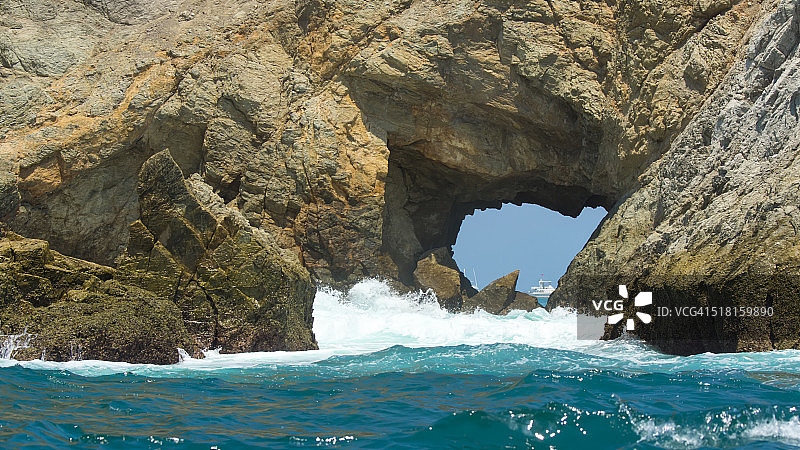 被称为鲨鱼嘴的岩石天然窗口；托尔图加岛图片素材