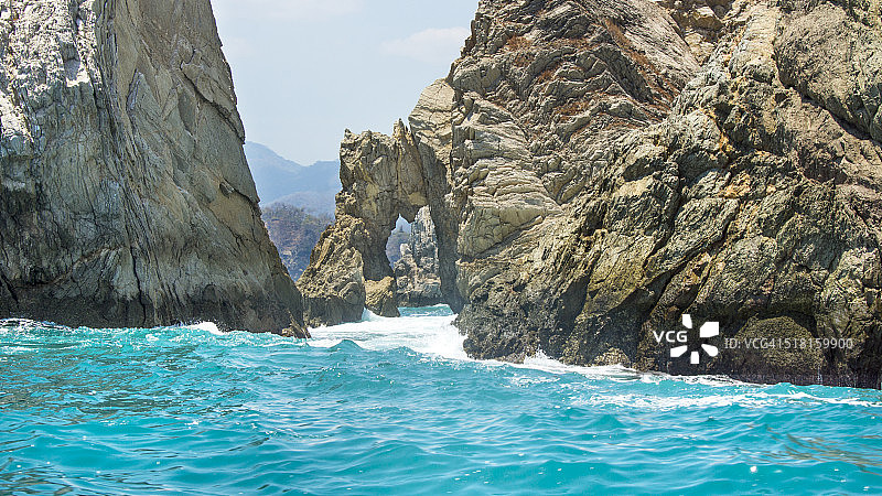 托尔图加岛的天然岩石窗口美景图片素材