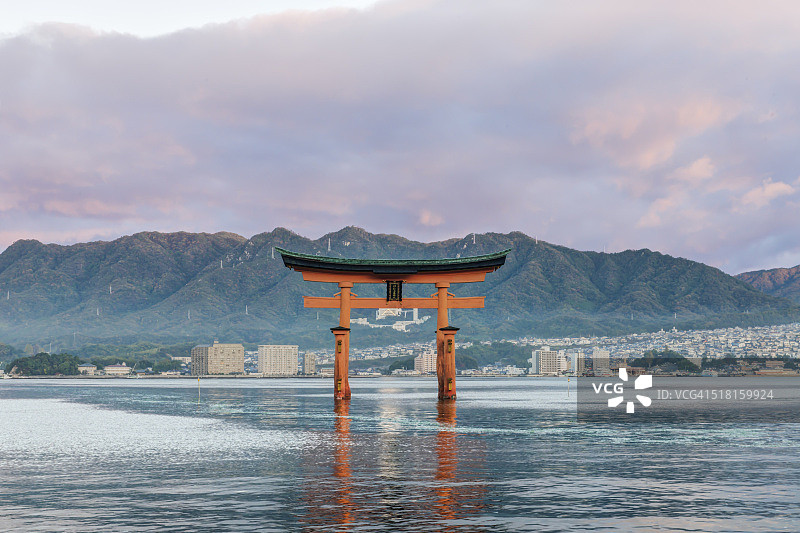 日出时漂浮的鸟居图片素材