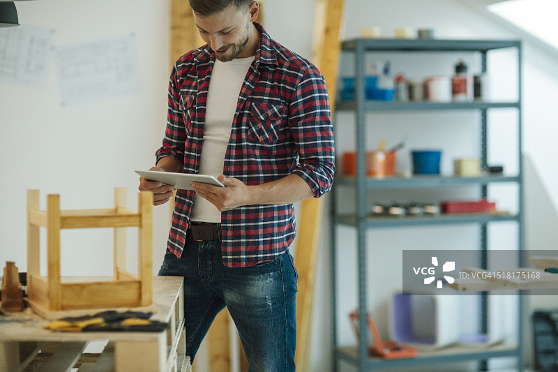 设计师在家具工作室使用数位板图片素材