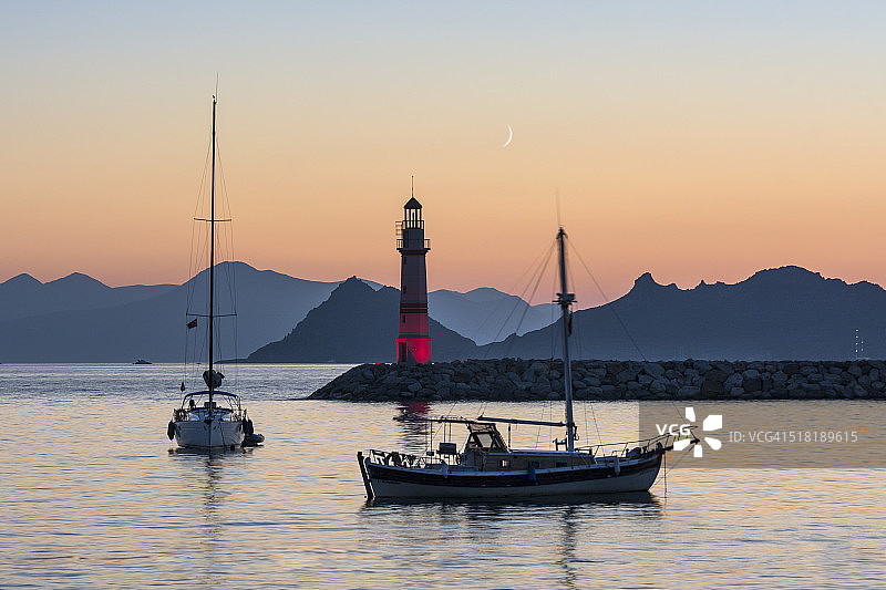 日落时分的图尔古特雷斯灯塔，博德鲁姆，土耳其图片素材