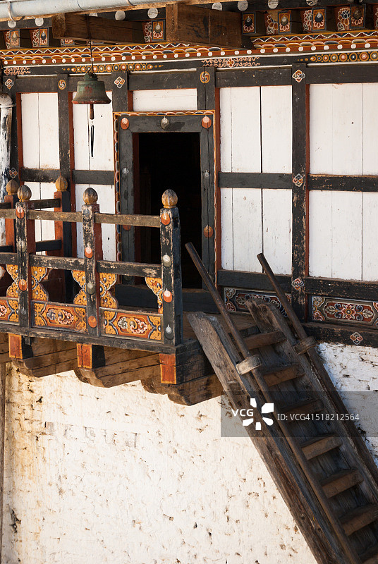 不丹宗萨宗，通往画廊房间的陡峭木制楼梯图片素材