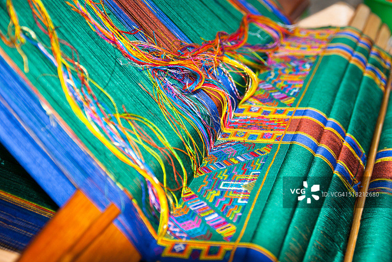 不丹，廷布。传统背带织机上的彩色编织面料。图片素材