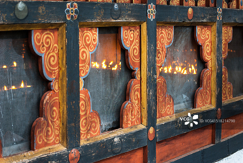 不丹帕罗佛教寺庙的酥油灯（木雕窗户视角）图片素材