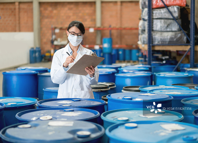 在化工厂工作的女人图片素材