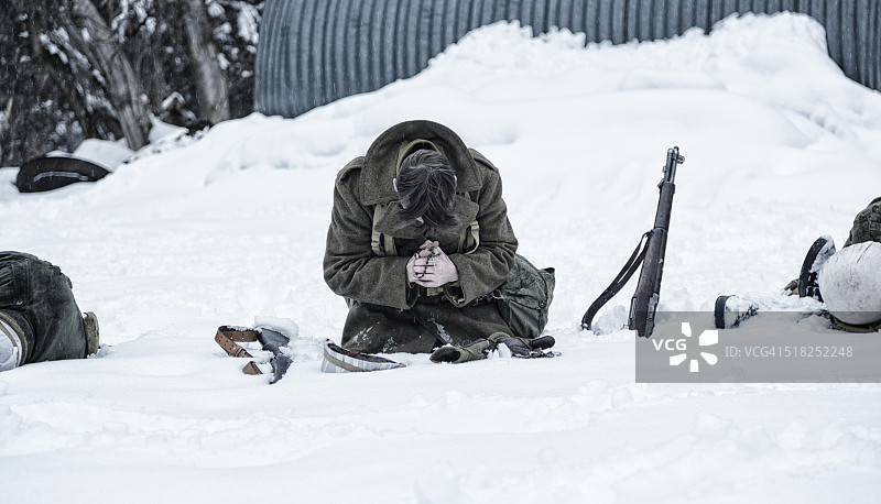 二战士兵为阵亡将士祈祷图片素材
