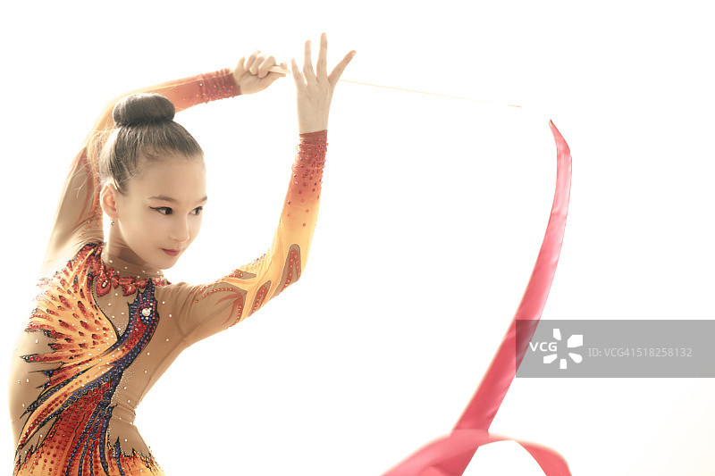 女孩正在进行艺术体操训练图片素材