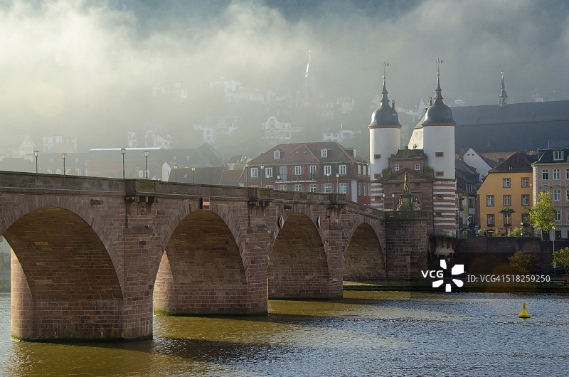 雾中的老桥图片素材