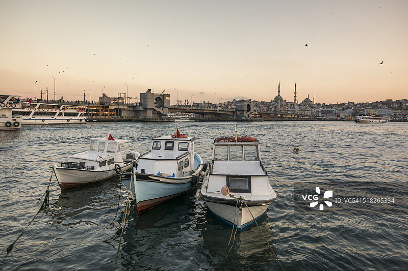 伊斯坦布尔卡拉科伊附近金角湾的渔船图片素材