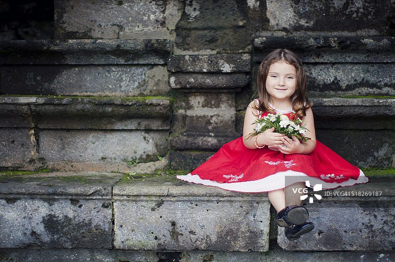 穿红裙的小女孩和鲜花图片素材