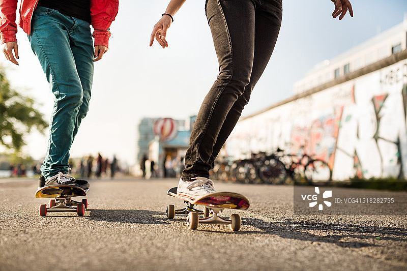 玩滑板的女人图片素材