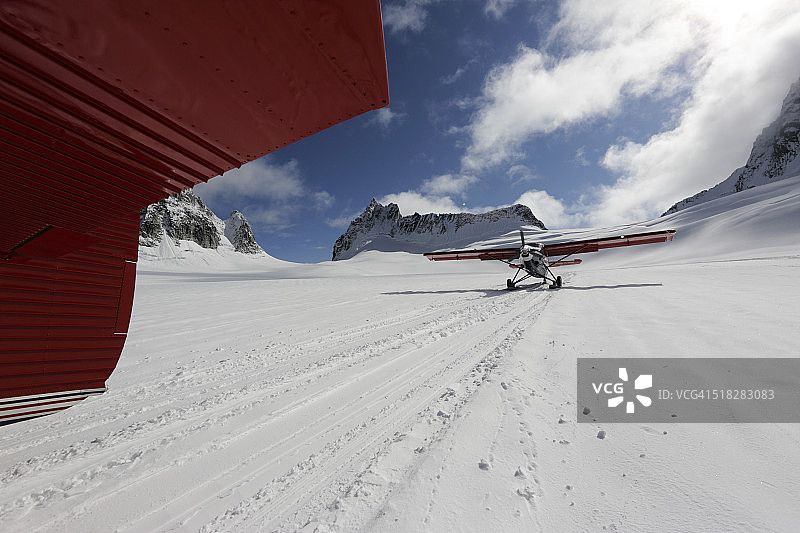 飞机降落在皮卡冰川上图片素材