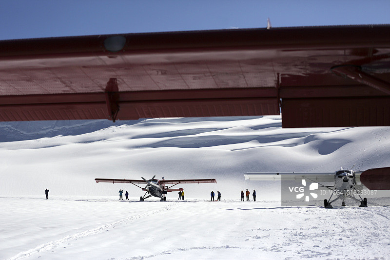 冰川上的飞机与乘客图片素材