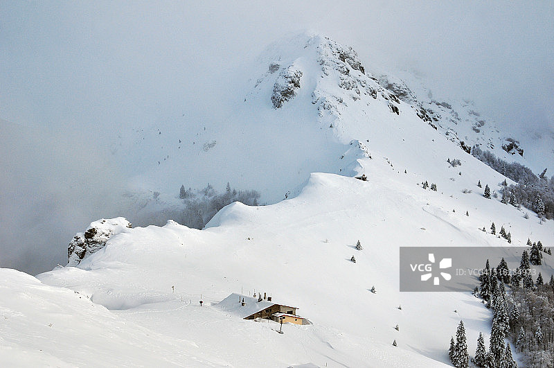 冬季保加利亚巴尔干山脉的Eho小屋（海拔1645米）图片素材