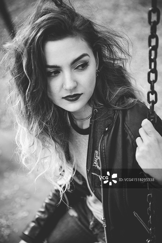 身穿皮夹克的坏女孩图片素材