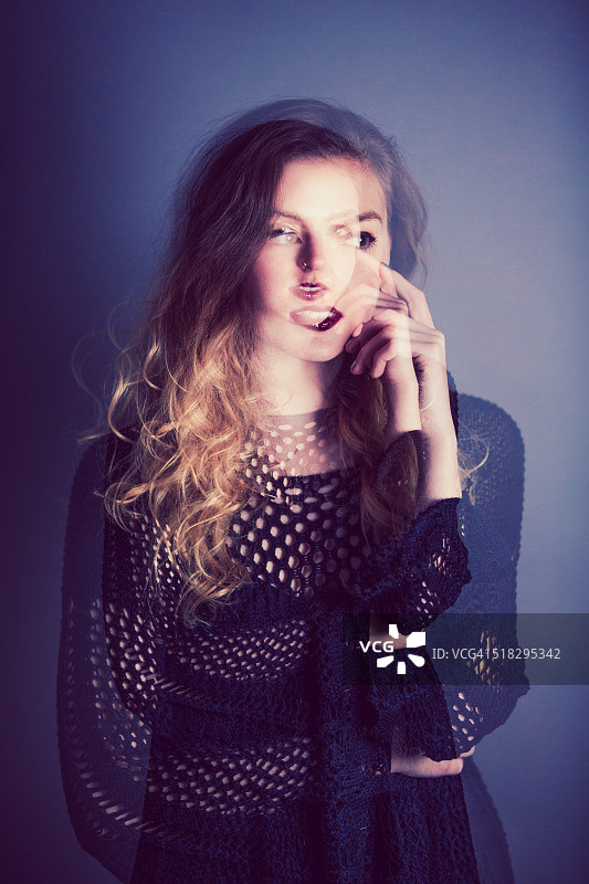 思考中的女性双重曝光肖像图片素材