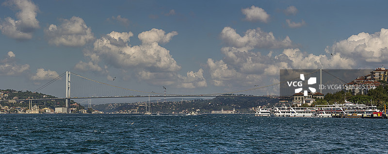 伊斯坦布尔博斯普鲁斯海峡大桥全景图图片素材
