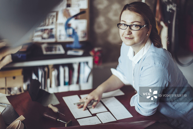 在工作室工作的女工匠图片素材