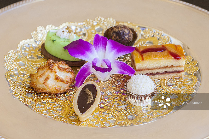 银盘上的糕点图片素材