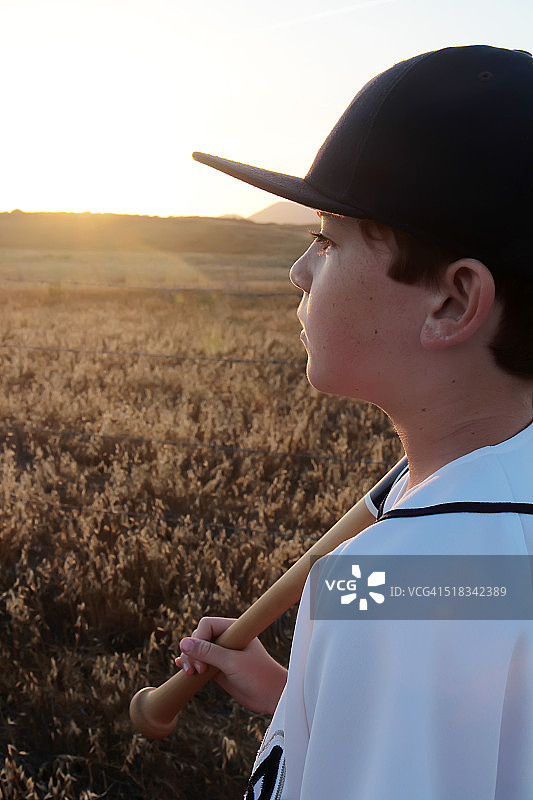 在球场上观望的青年棒球运动员图片素材