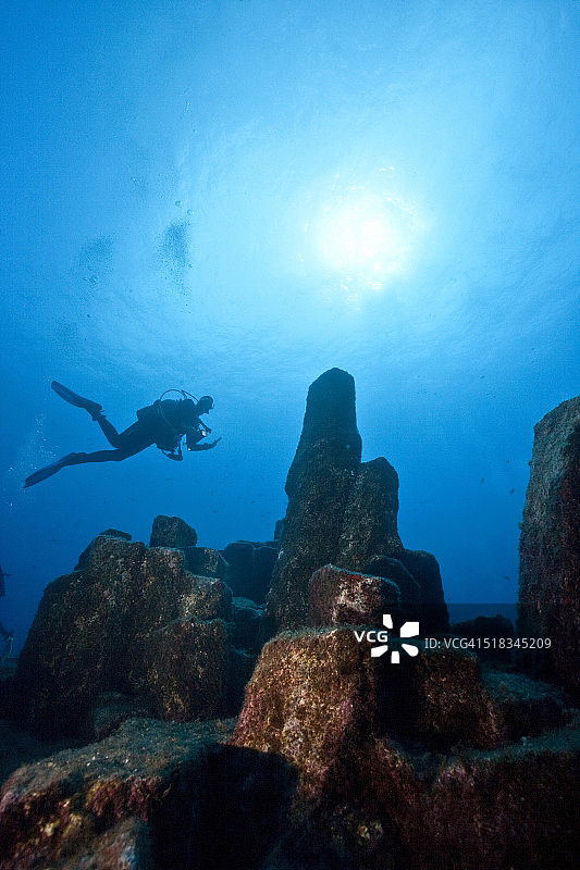葡萄牙亚速尔群岛圣玛丽亚岛：大西洋火山玄武岩礁石潜水员图片素材