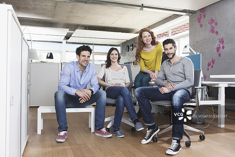 办公室里四个创意人士的合影图片素材