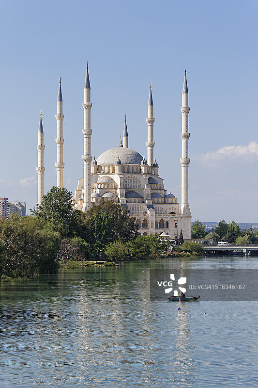 土耳其，阿达纳，萨班哲中央清真寺和塞伊汉河图片素材