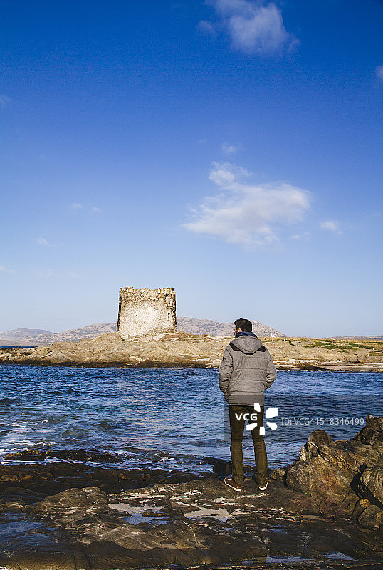 意大利撒丁岛斯廷蒂诺的佩罗萨海滩与塔楼，游客图片素材