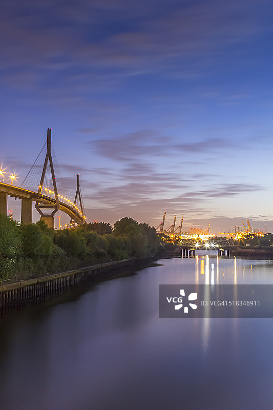 德国汉堡：汉堡港的科尔布兰特大桥图片素材