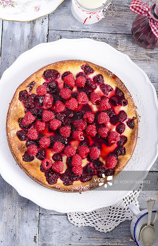 新鲜覆盆子覆盆子糖浆芝士蛋糕图片素材