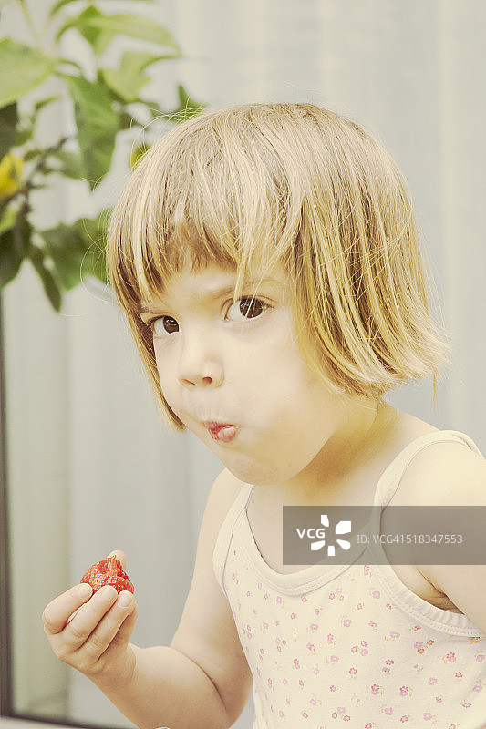 吃草莓的小女孩图片素材
