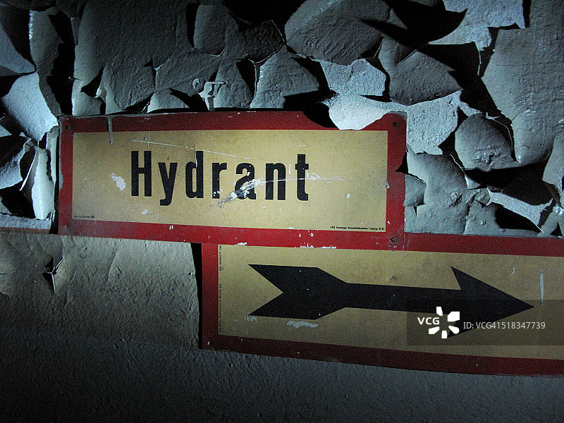 黑暗中的老式消防栓标志图片素材