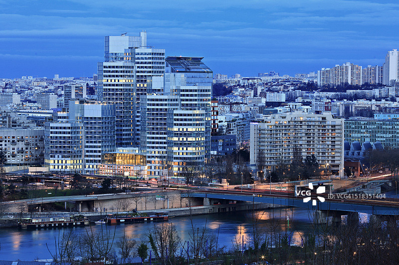 布洛涅-比扬古的蓝色时刻图片素材