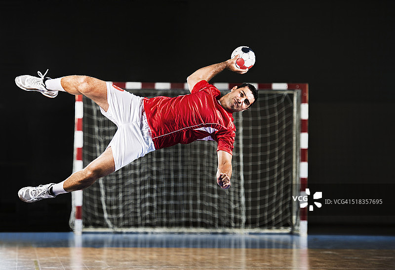 男子手球运动员比赛瞬间图片素材