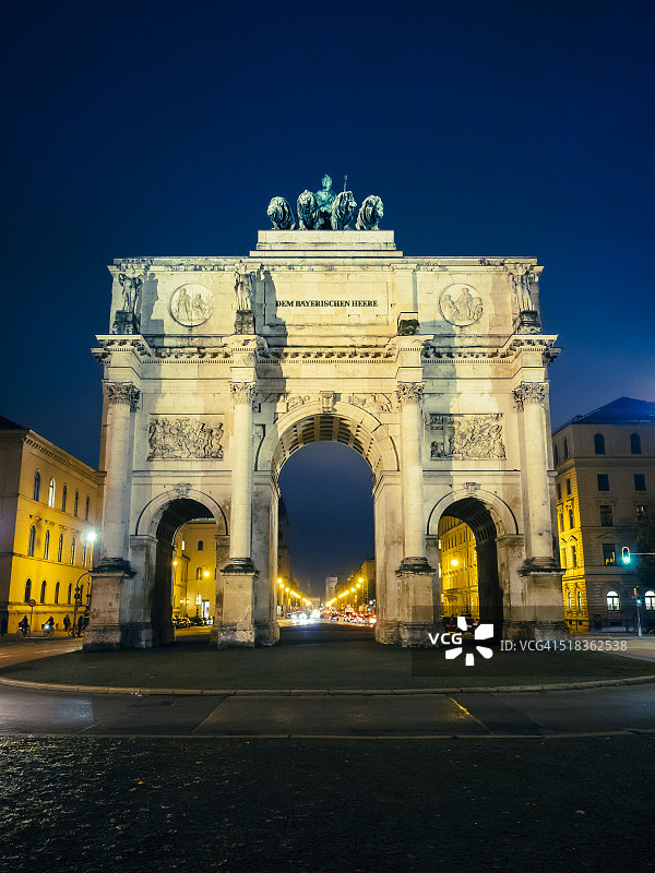 德国慕尼黑：夜晚的凯旋门景观图片素材
