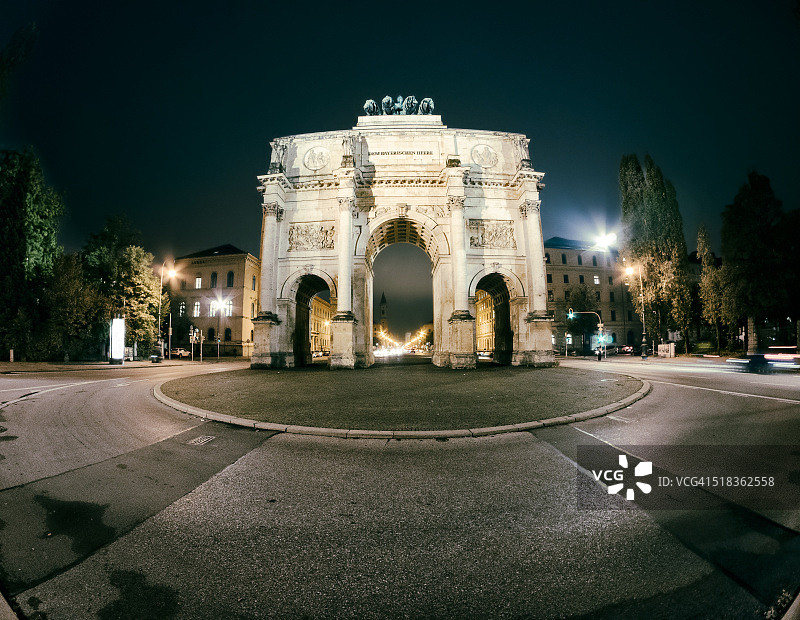 德国慕尼黑：夜晚的凯旋门景观图片素材