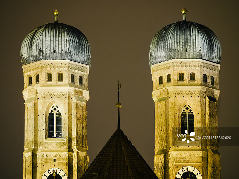 德国慕尼黑圣母教堂的夜景塔楼图片素材