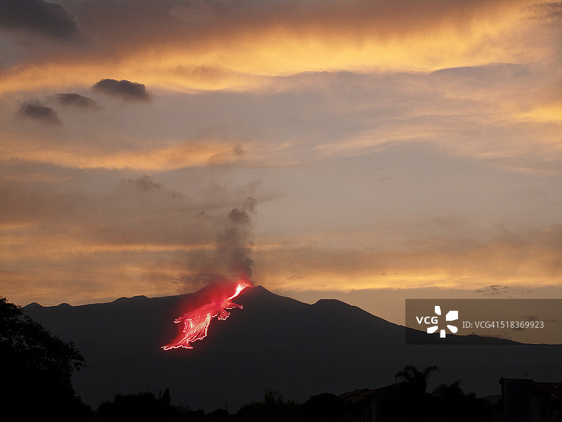 2011年夏季埃特纳火山喷发，西西里岛图片素材