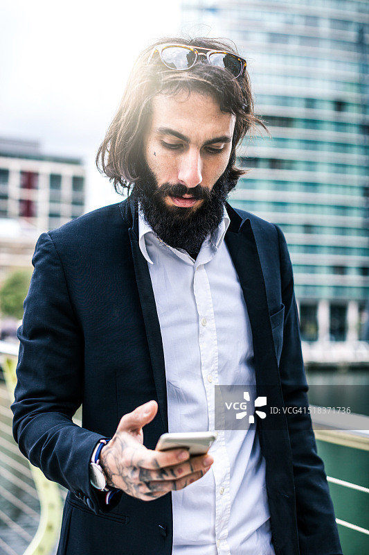 年轻商人回复手机上的消息图片素材