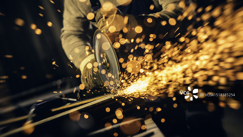 携带工作工具的产业工人图片素材