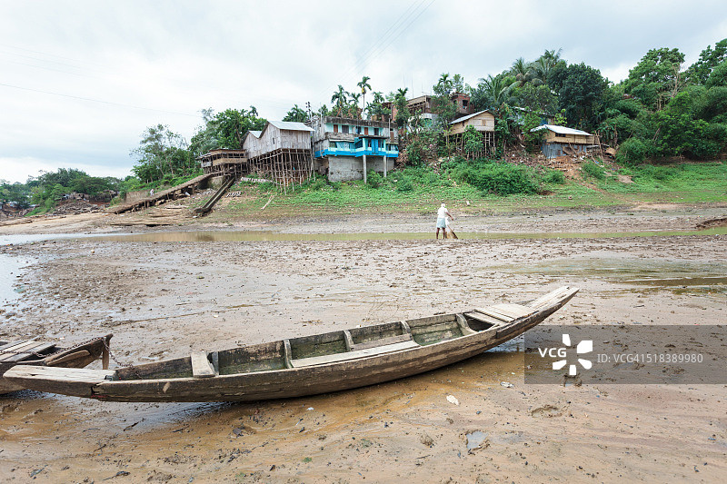 停留在孟加拉国吉大港山区的卡普泰湖泥中的独木舟图片素材