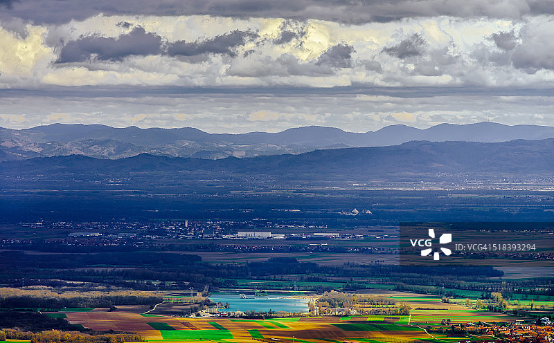 春季山谷全景，云影映衬大地图片素材