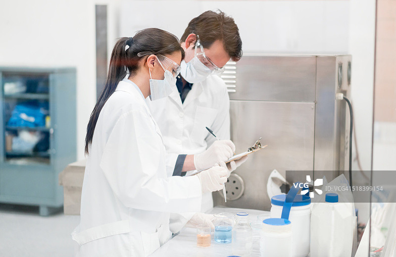 实验室技术员在化工厂工作图片素材