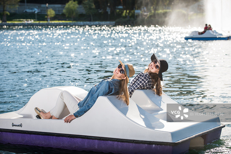 少女在脚踏船上图片素材