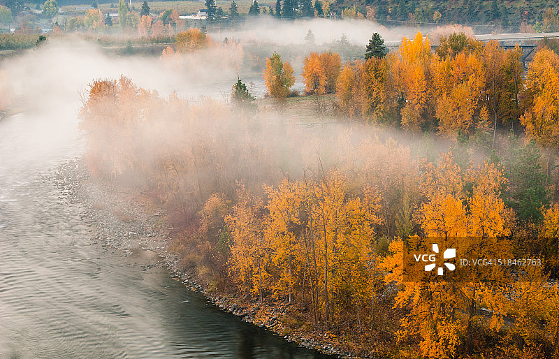 秋季雾景图片素材
